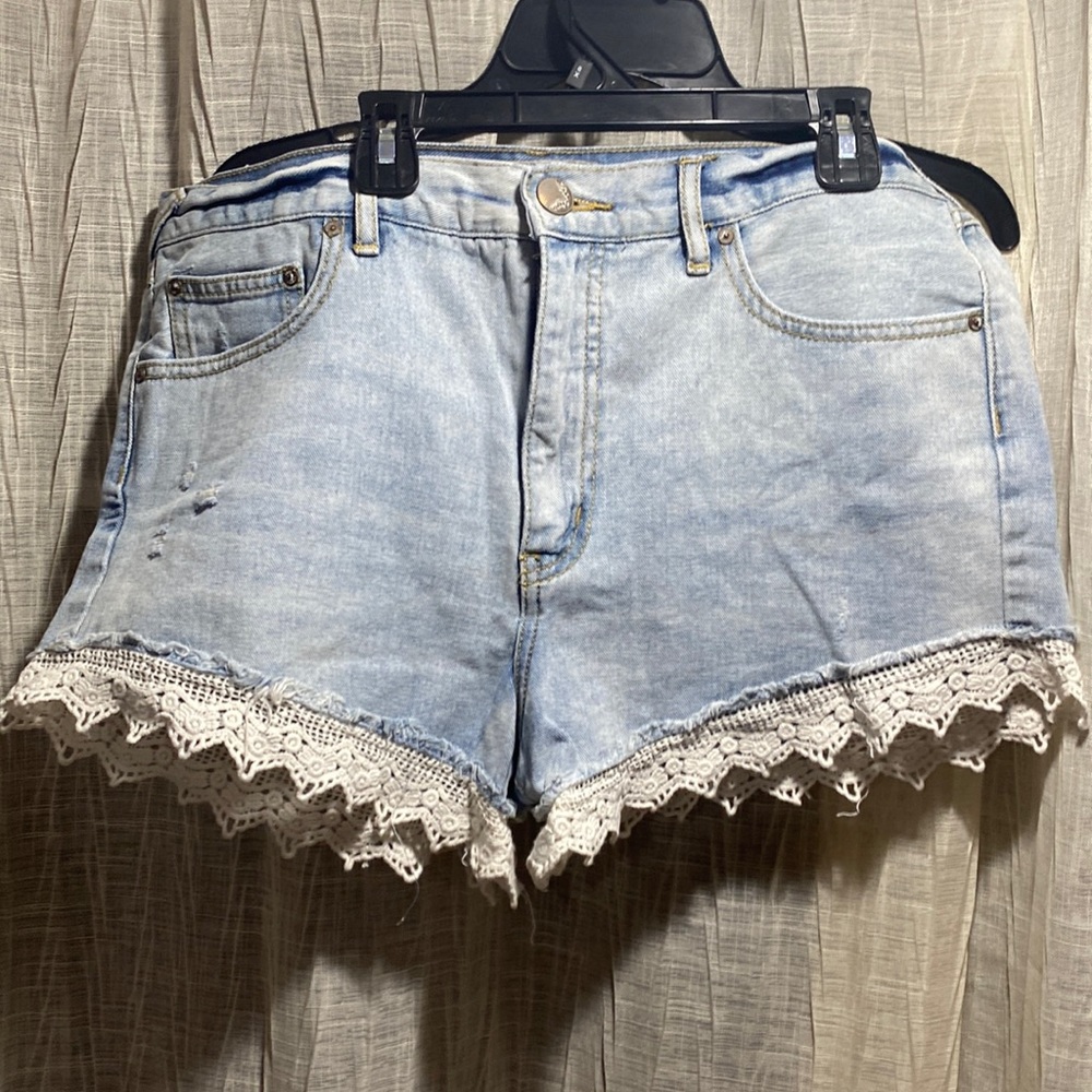 Light blue denim shorts with white lace design